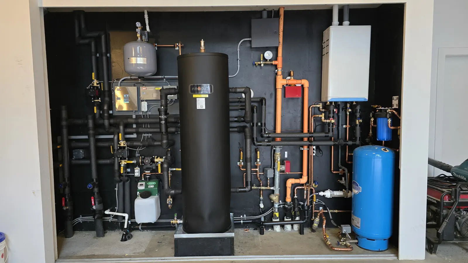 monobloc outdoor unit + indoor buffer/manifold
